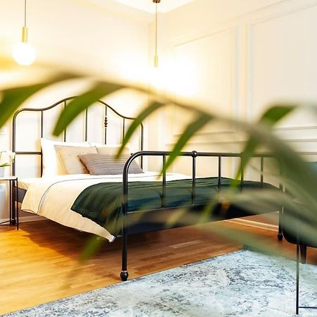 Amazing Location - Superb View - Old Town Apartment Bukares Bagian luar foto